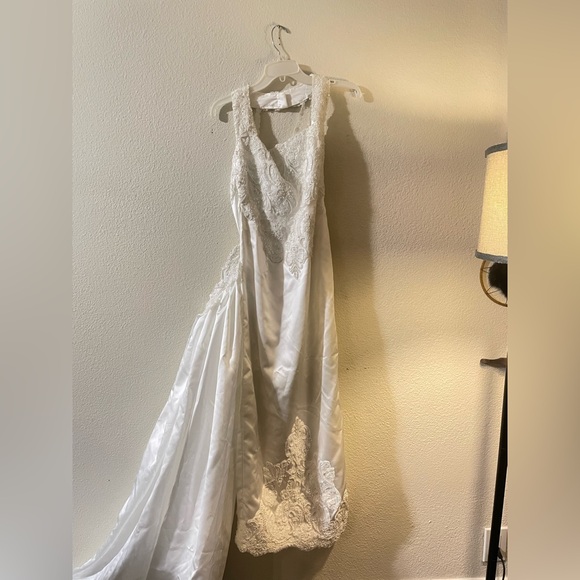 Dresses & Skirts - Ivory Lace Appliqué Satin Wedding Gown